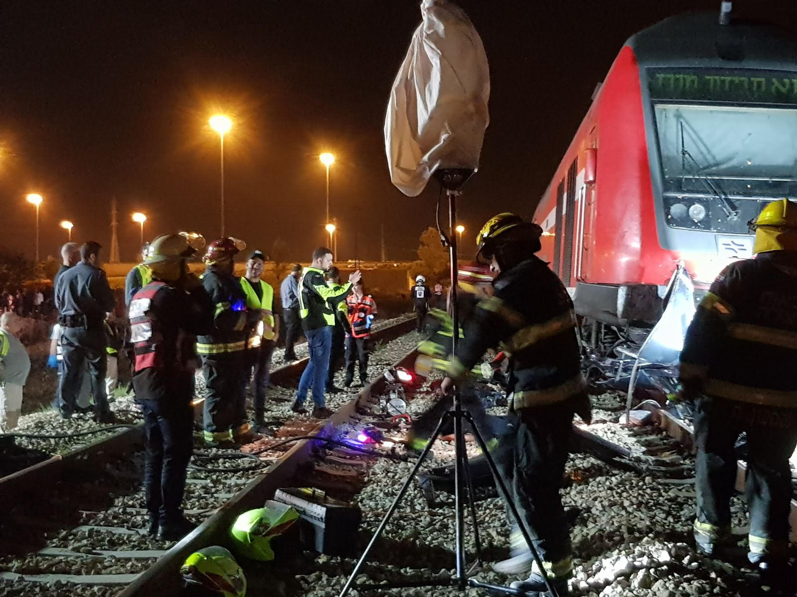 مصرع شخصين واصابة شخصين بجراح خطيرة بحادث بين سيارة وقطار في الرملة